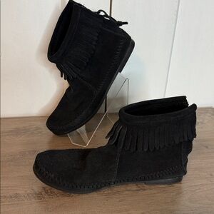 Minnetonka Black Suede leather Fringe Boots mukluks - 6